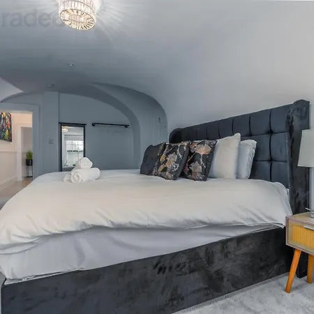 Quiet Garden View Flat With Free Parking *