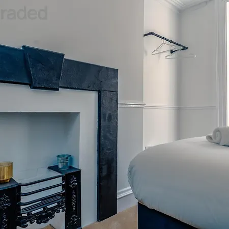 Quiet Garden View Flat With Free Parking Lejlighed